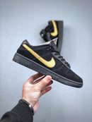 Tênis Nike SB Dunk Low "Black Gold"