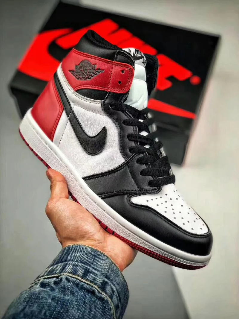 Tênis Nike Air Jordan 1 High Retro Black Toe