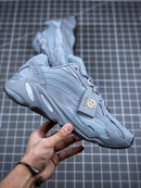Tênis Adidas Yeezy Boost 700 V2 Hospital Blue