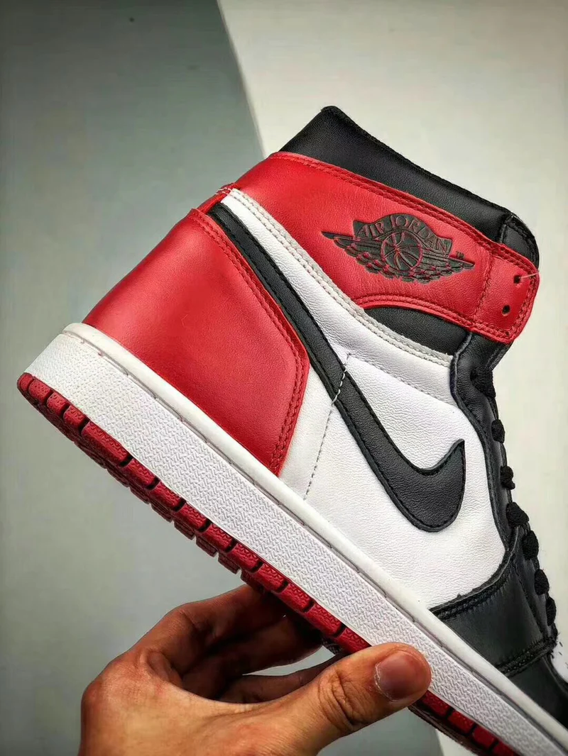 Tênis Nike Air Jordan 1 High Retro Black Toe