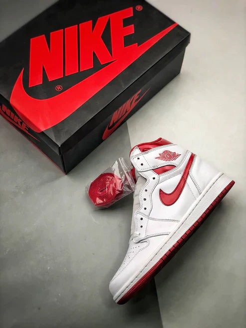 Tênis Nike Air Jordan 1 High "Metalic Red"