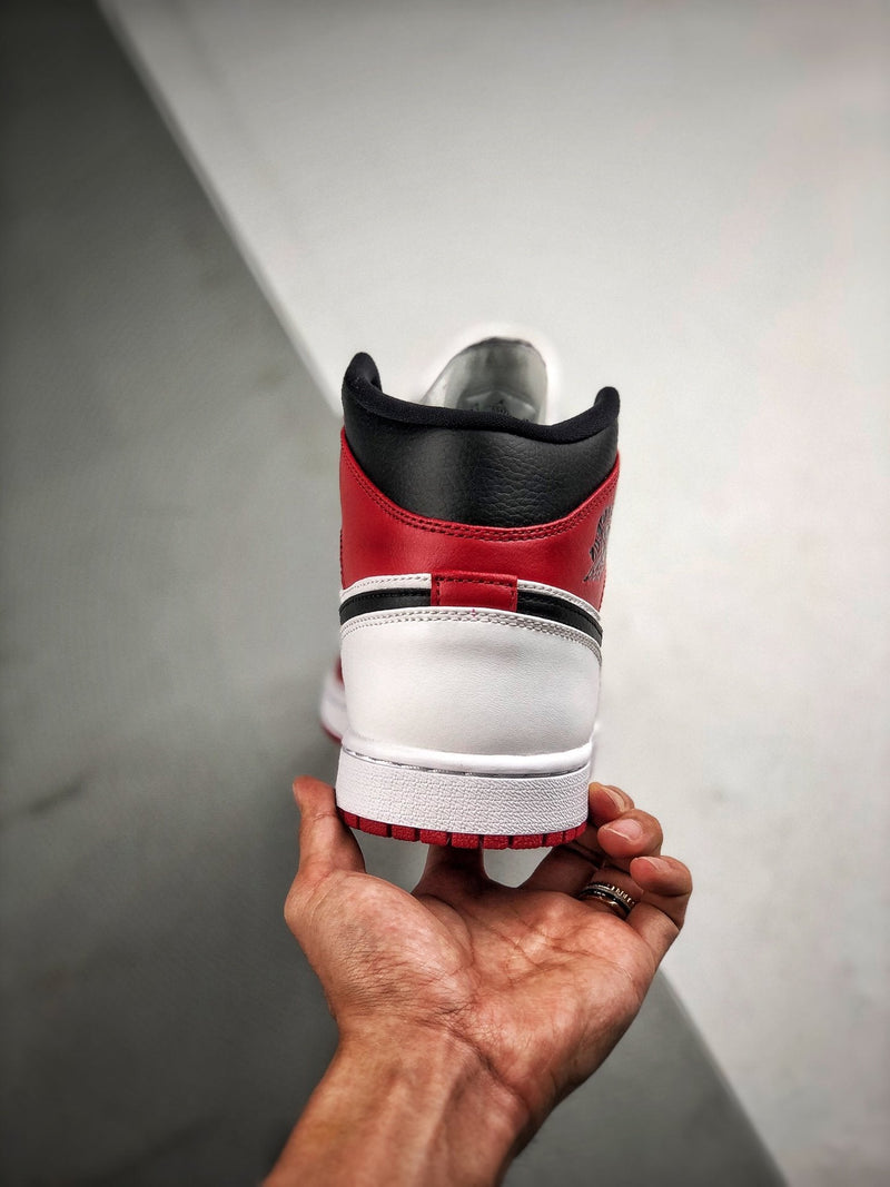 Tênis Nike Air Jordan 1 Mid "Chicago"