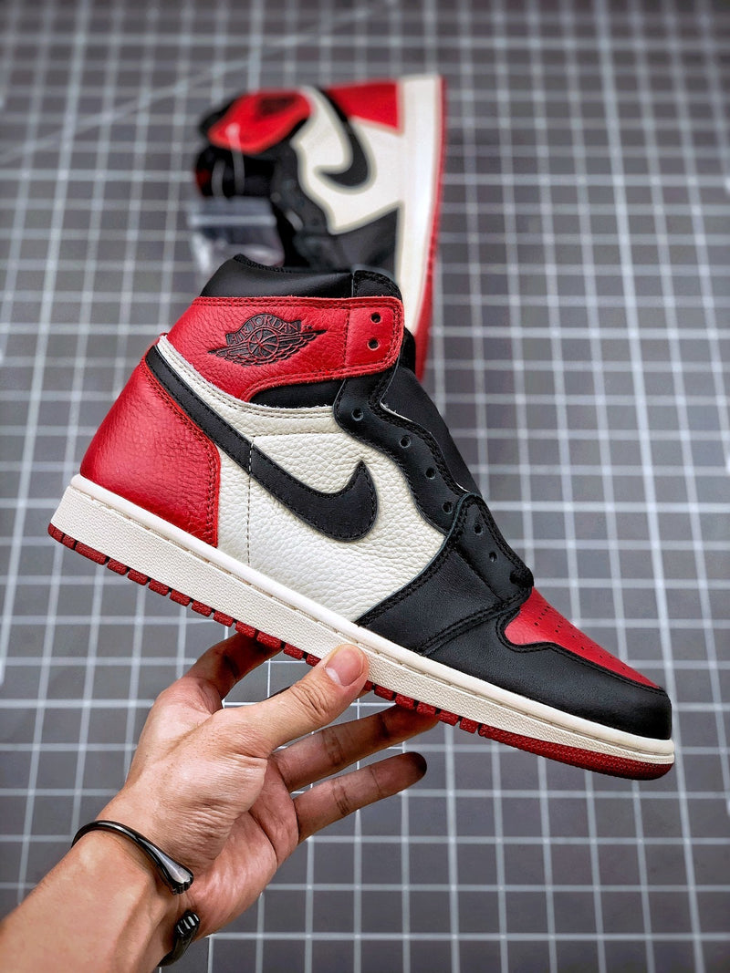 Tênis Nike Air Jordan 1 High Retro 'Bred Toe'