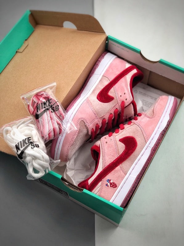 Tênis Nike SB Dunk Low Stranger Love