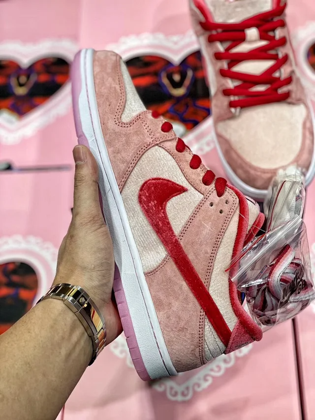 Tênis Nike SB Dunk Low Stranger Love