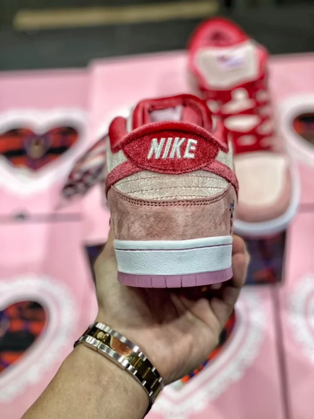 Tênis Nike SB Dunk Low Stranger Love