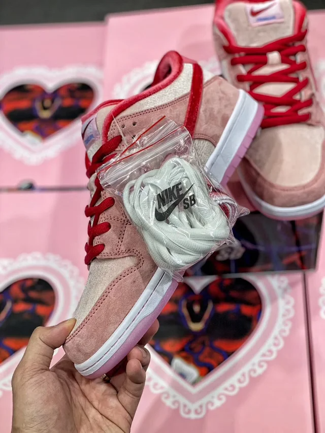 Tênis Nike SB Dunk Low Stranger Love