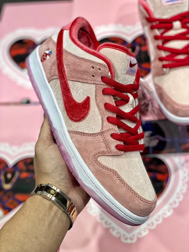 Tênis Nike SB Dunk Low Stranger Love